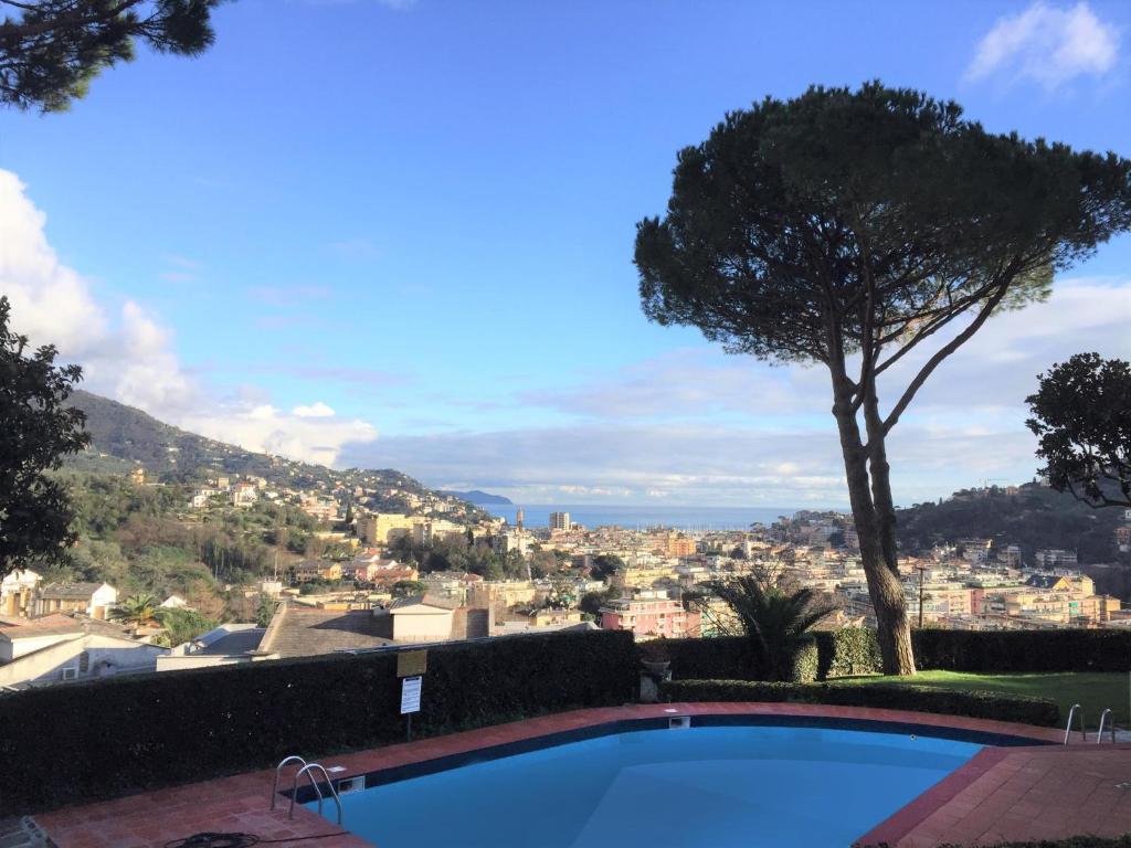 una piscina con vista sulla città di Casa Lore by Holiday World a Rapallo
