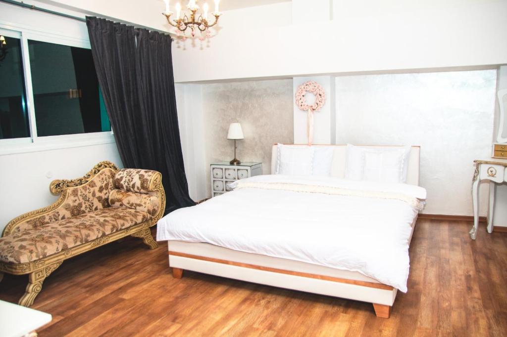 una camera con letto, divano e sedia di See&Sun a Ashdod
