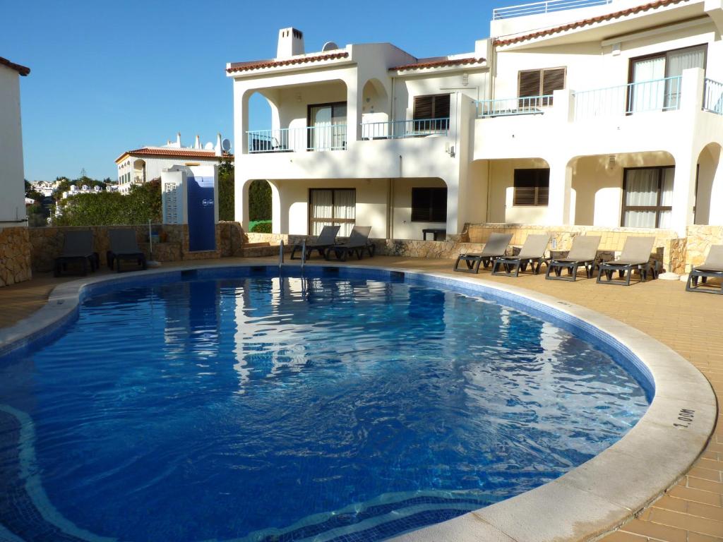 uma grande piscina em frente a uma casa em Casa Julio em Carvoeiro