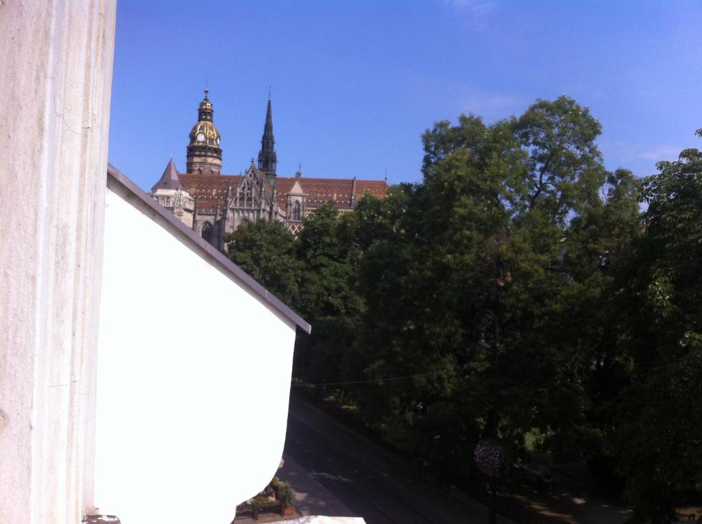 vista sulla città dal tetto di un edificio di The heart of Kosice a Košice