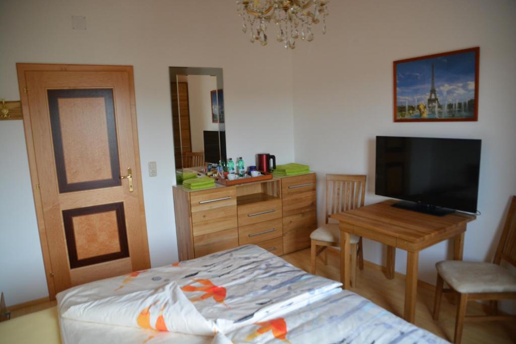 Televízia a/alebo spoločenská miestnosť v ubytovaní Privatzimmer Marina