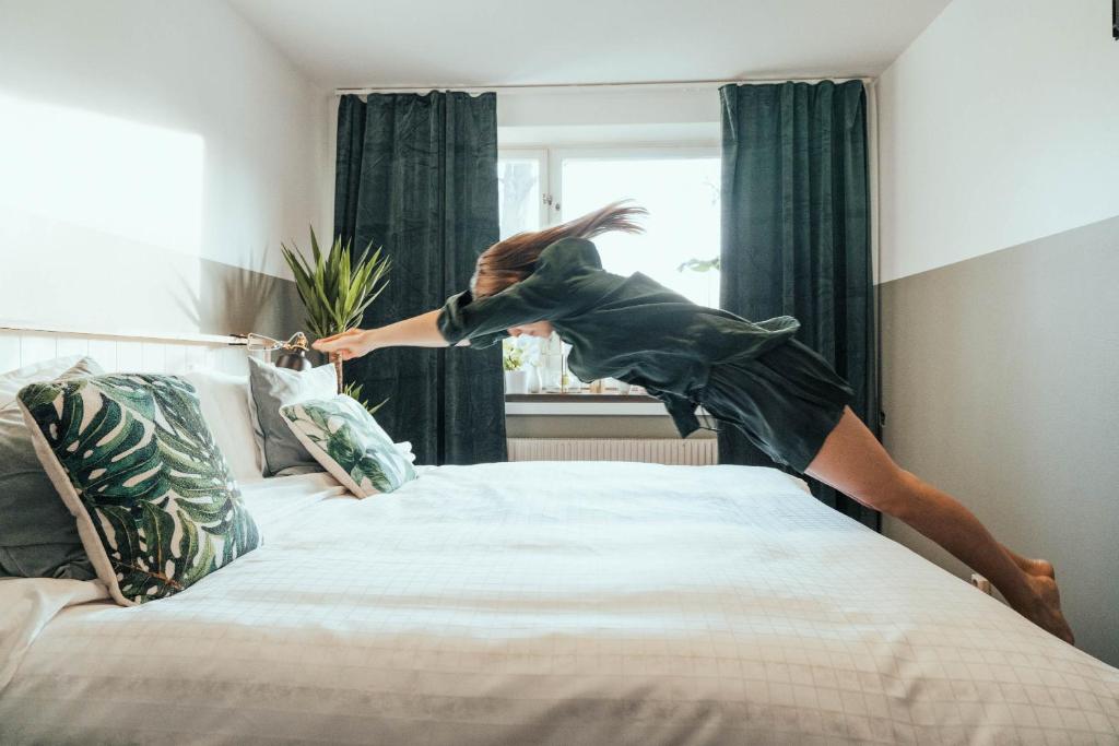 Un homme saute sur un lit dans l'établissement Botanika Uppsala, à Uppsala