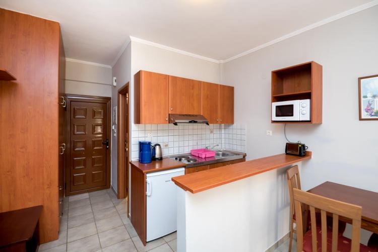 Kuchyň nebo kuchyňský kout v ubytování Katerina Hotel