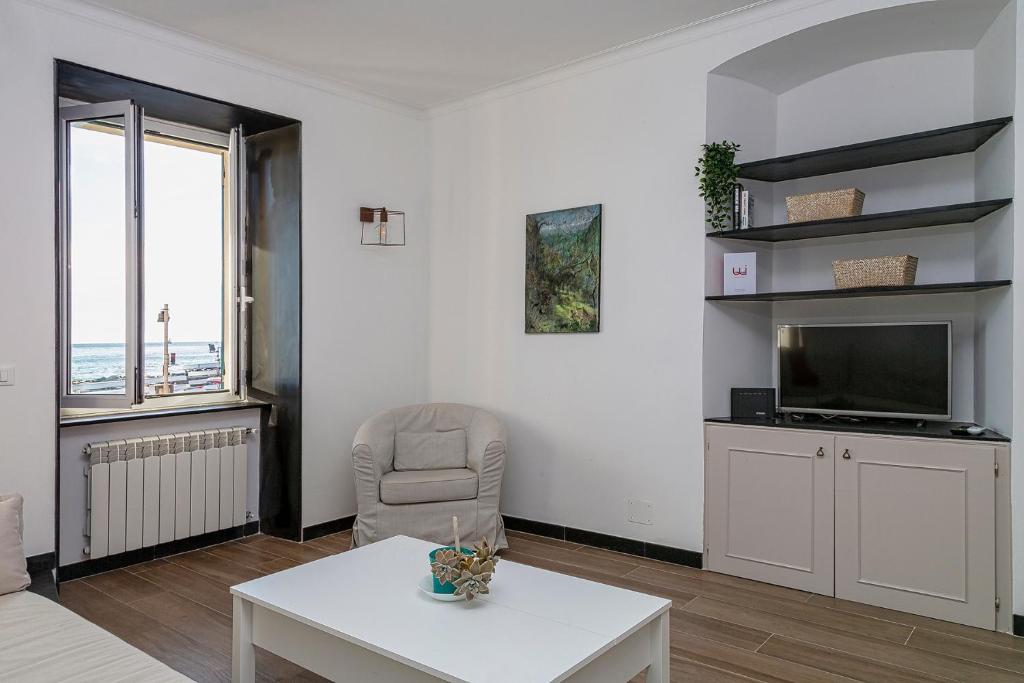 A television and/or entertainment centre at Sapore di Sale by Wonderful Italy