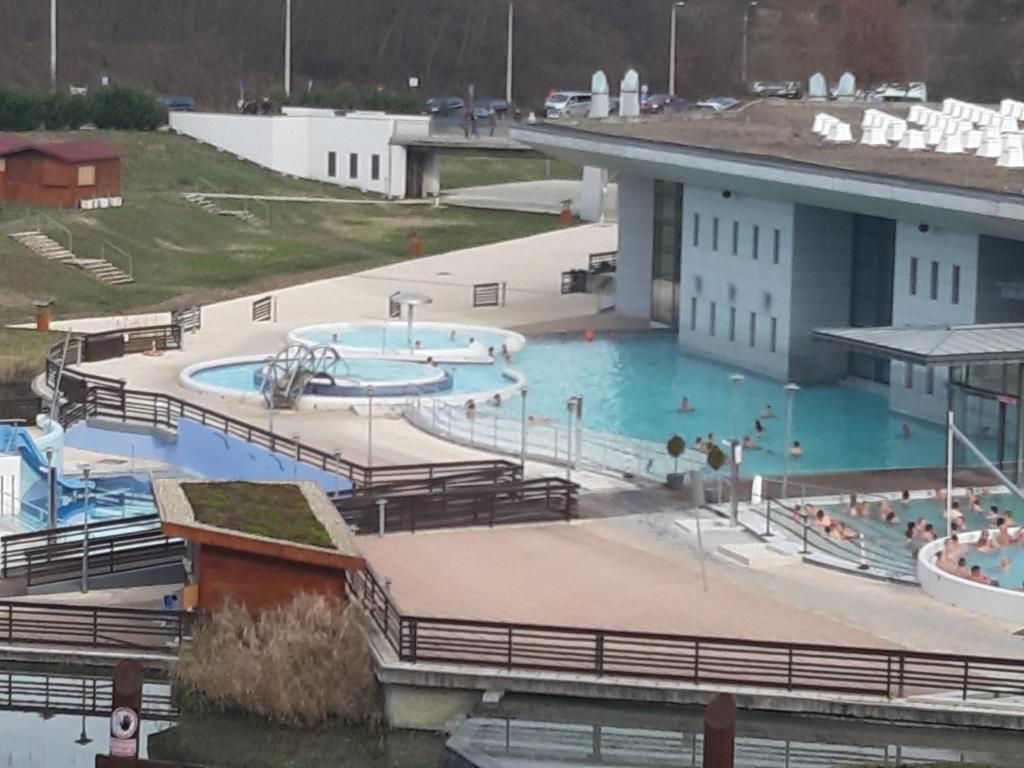 Bazén v ubytovaní Szalók Spa Apartman Egerszalók alebo v jeho blízkosti