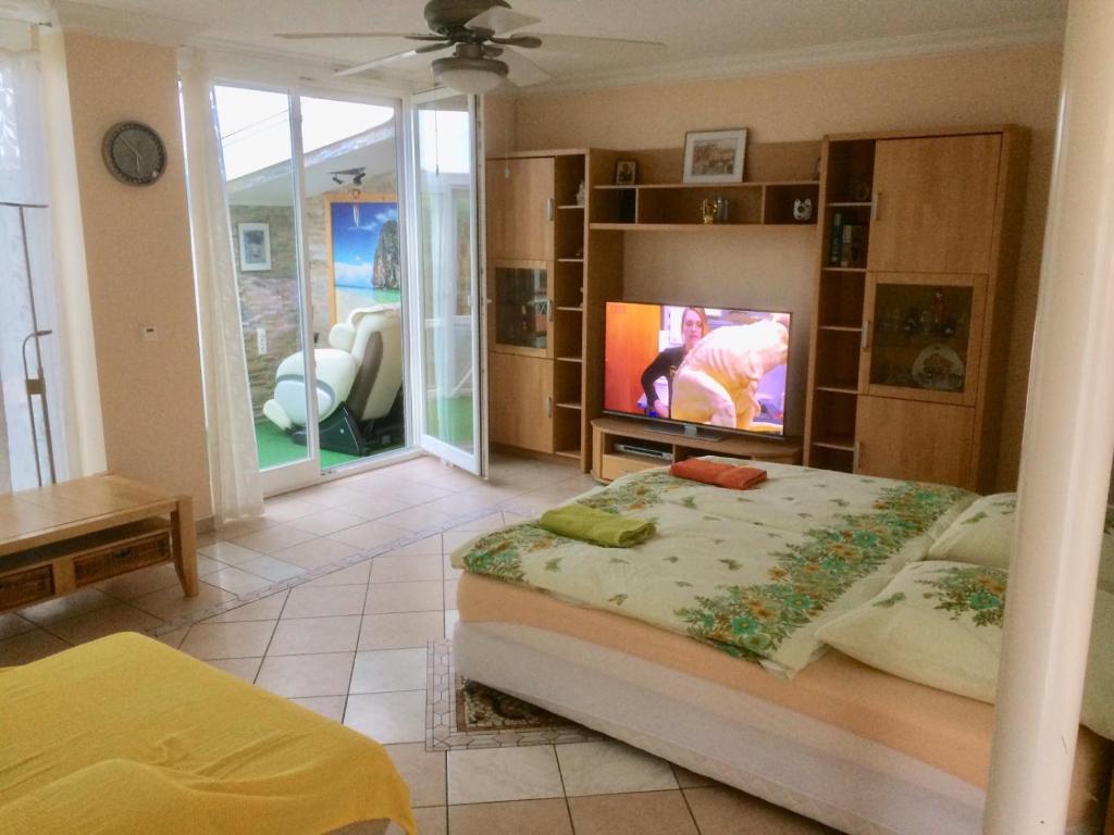 1 dormitorio con 1 cama y TV de pantalla plana en Beach&Lake Apartment Studio 55 m², en Hamburgo