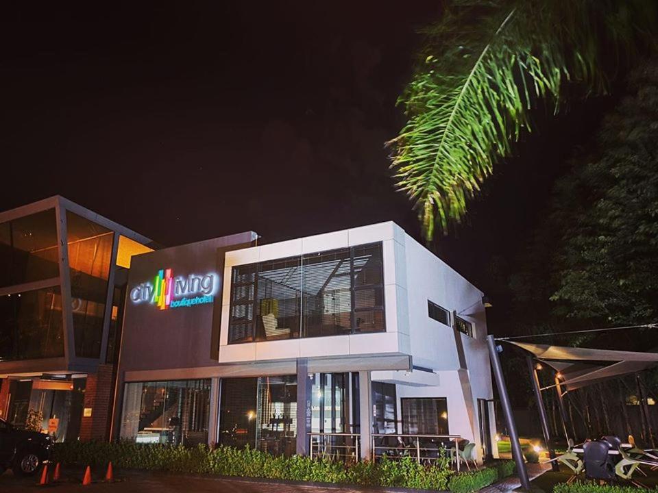 ブルームフォンテーンにあるCity Living Boutique Hotelの側面に看板がある建物