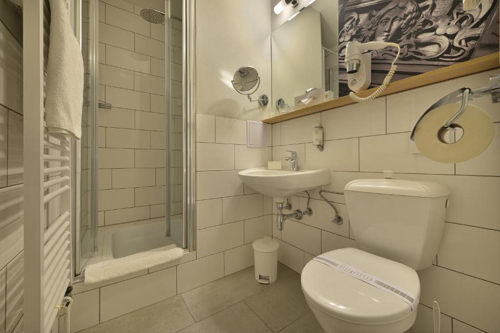 Three Crowns Hotel - Resim 10