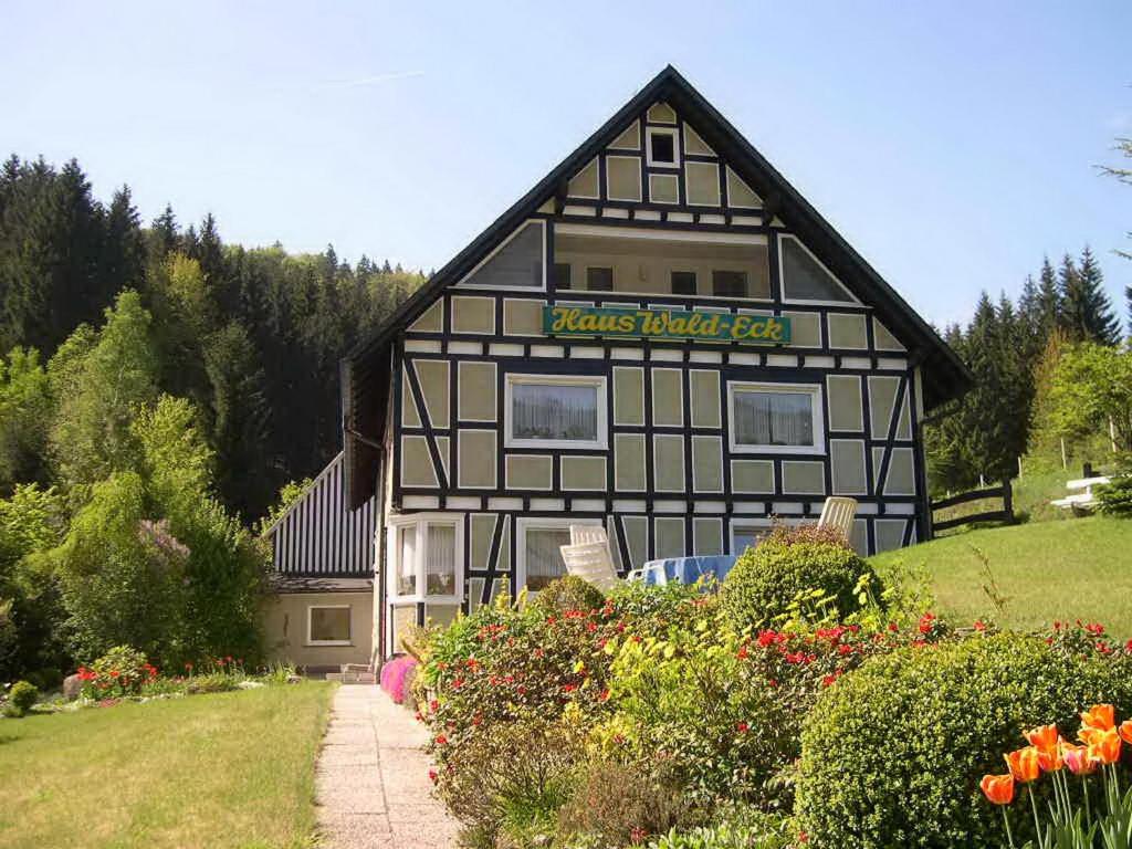 un edificio blanco y negro con un letrero. en Haus Wald-Eck en Schmallenberg