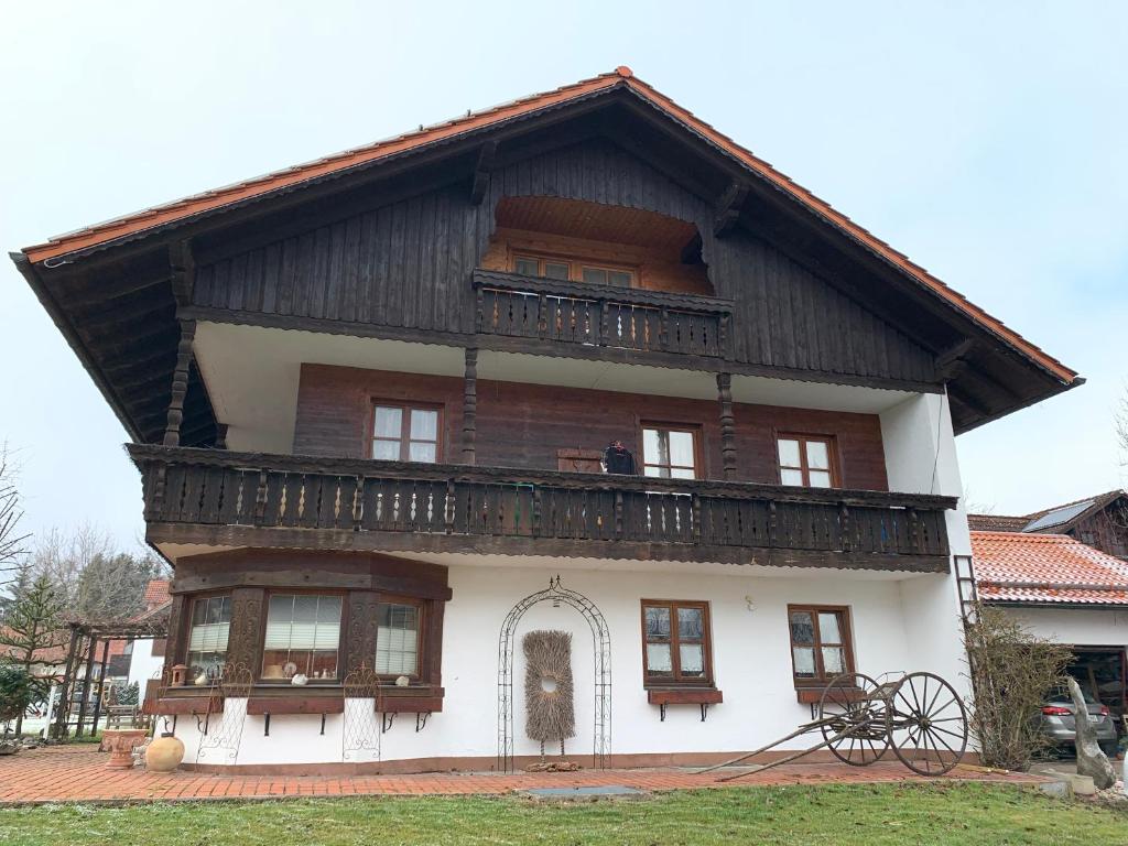 a large house with a balcony on top of it at Ferienwohnung Jauß in Baierbrunn