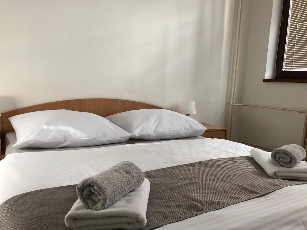 日利納的住宿－伯里克運動酒店，一间卧室配有带毛巾的床