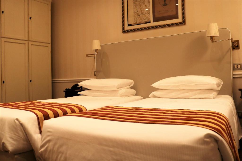 Postel nebo postele na pokoji v ubytování Hotel Firenze e Continentale