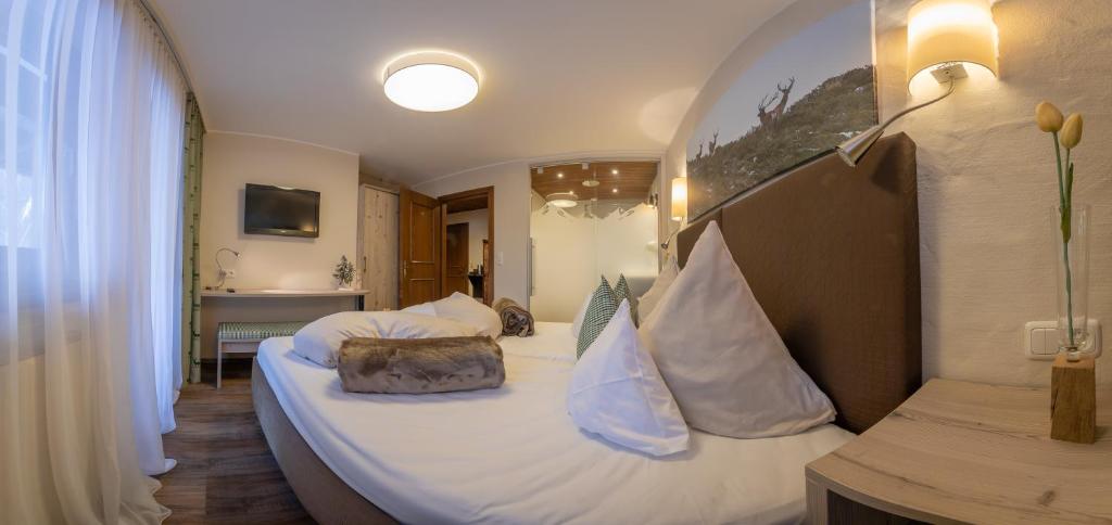 Postel nebo postele na pokoji v ubytování Hotel Landhaus Carla