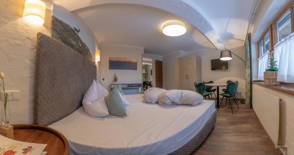 Postel nebo postele na pokoji v ubytování Hotel Landhaus Carla
