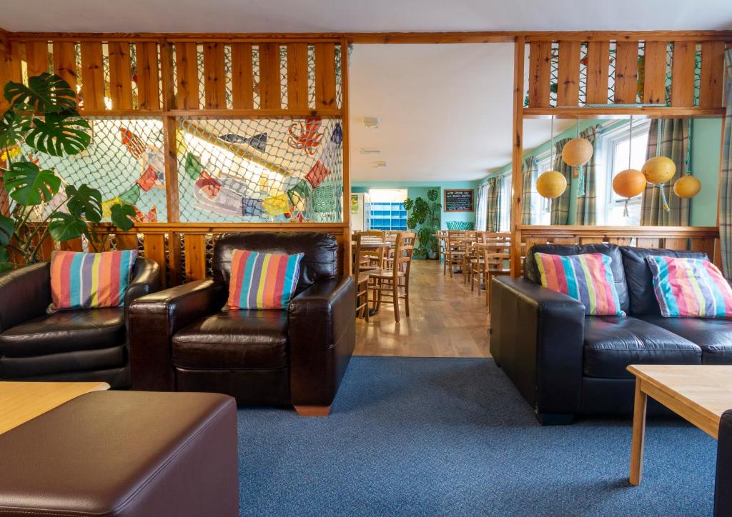 Istumisnurk majutusasutuses Ullapool Youth Hostel