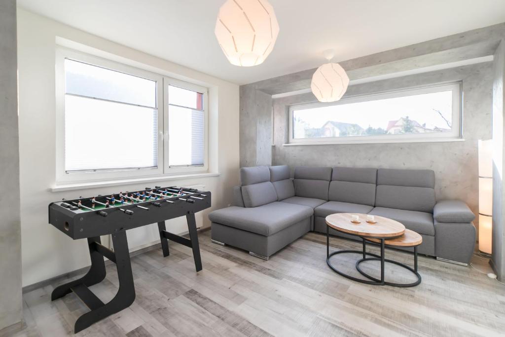 uma sala de estar com um sofá e uma mesa em Ski & Sauna House - 400 m do stoku - dom dla 8os - Dream Apart em Szczyrk