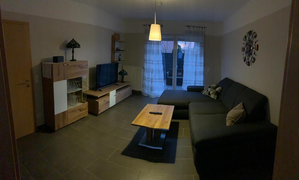 ein Wohnzimmer mit einem Sofa und einem Couchtisch in der Unterkunft Ferienwohnung Franke in Ahaus