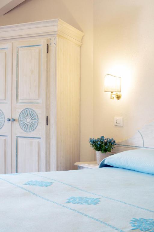 Posteľ alebo postele v izbe v ubytovaní Marina Torre Navarrese Resort