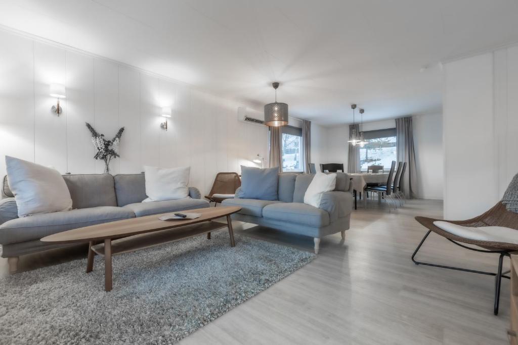 Sala de estar con 2 sofás y mesa de centro en Sagi 3 Exclusive Private Apartment, en Hafslo