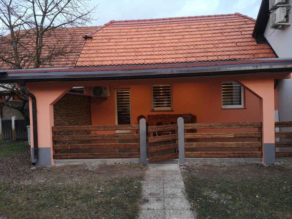 dom z drewnianym płotem przed nim w obiekcie APP Aleksa 6168 w mieście Čatež ob Savi