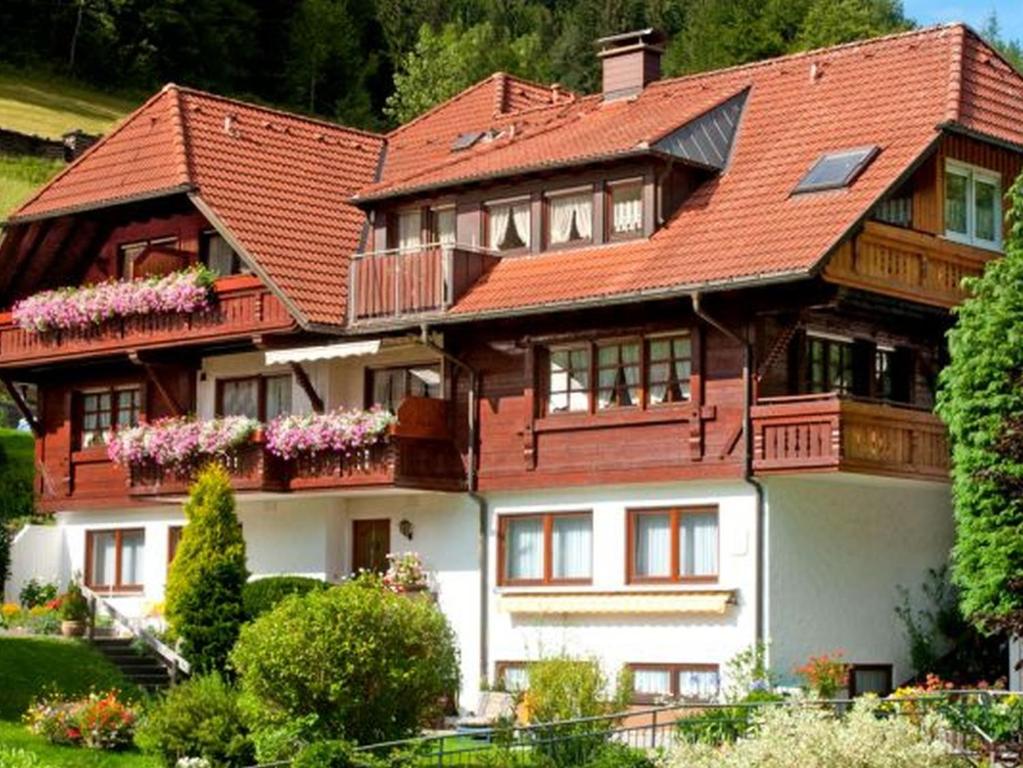 una grande casa con tetto rosso di Gästehaus Maria a Bad Rippoldsau-Schapbach