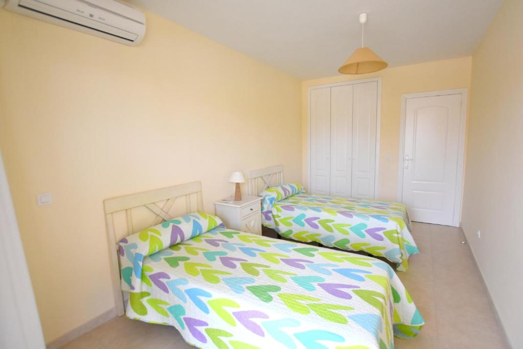 A bed or beds in a room at Apartamento Nou Fontana