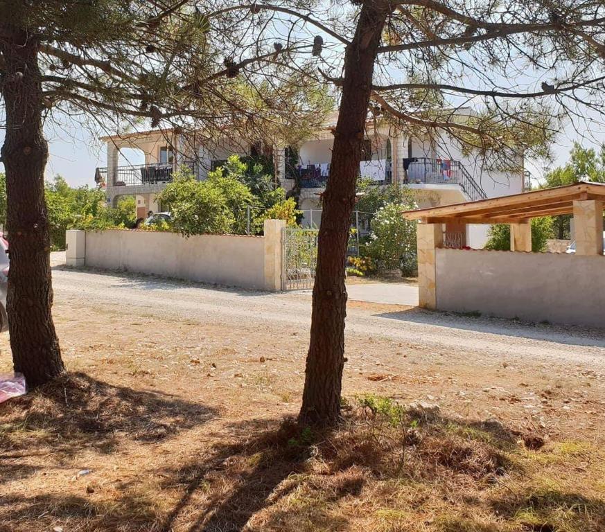 Vonkajšia záhrada v ubytovaní Apartmani Samanta Vir