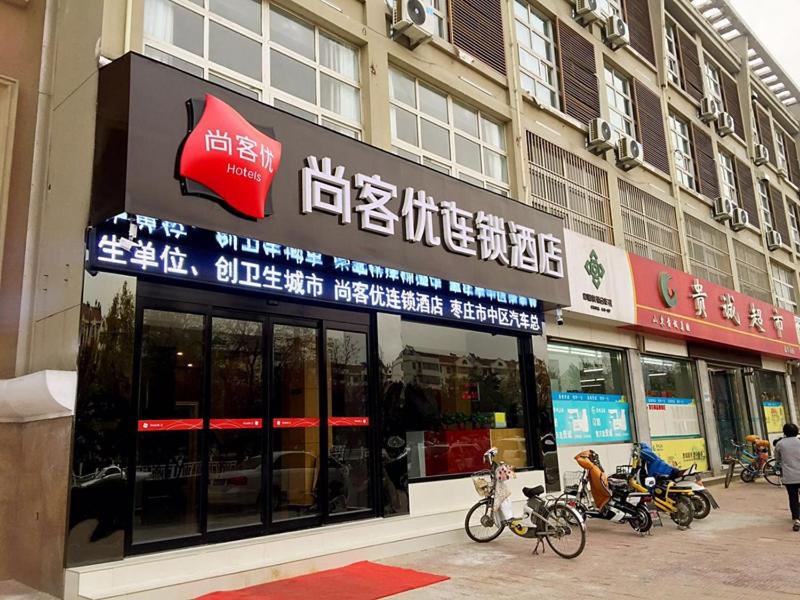a store with bikes parked outside of a building at Thank Inn Chain Hotel shandong zaozhuang central district long-distance bus station in Zaozhuang