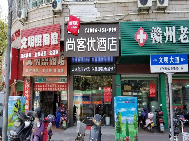 Thank Inn Chain Hotel jiangxi ganzhou zhanggong district civilization avenue في غانتشو: مجموعة من الدراجات النارية متوقفة أمام المبنى