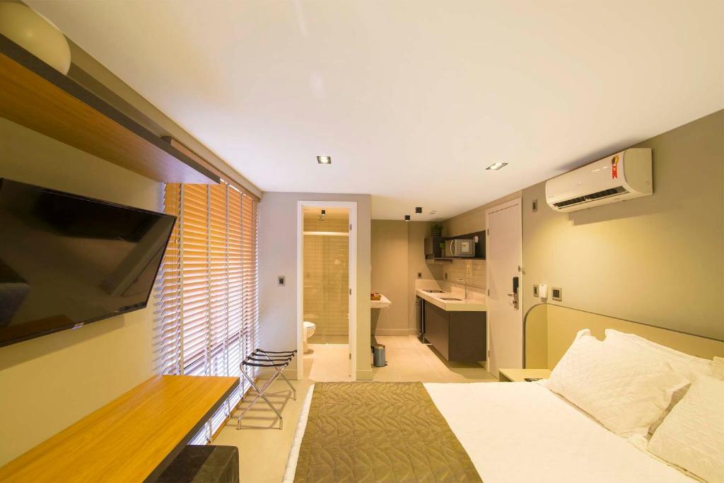 Uma TV ou centro de entretenimento em Infinity at the Sea by Welkom