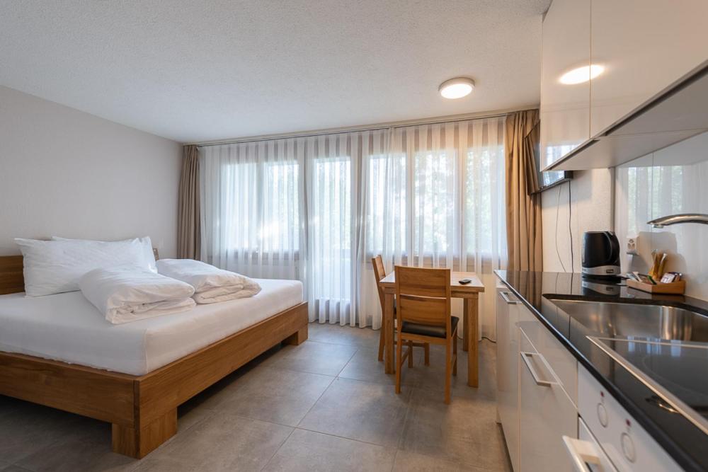 Kuchyň nebo kuchyňský kout v ubytování Noah Hotel