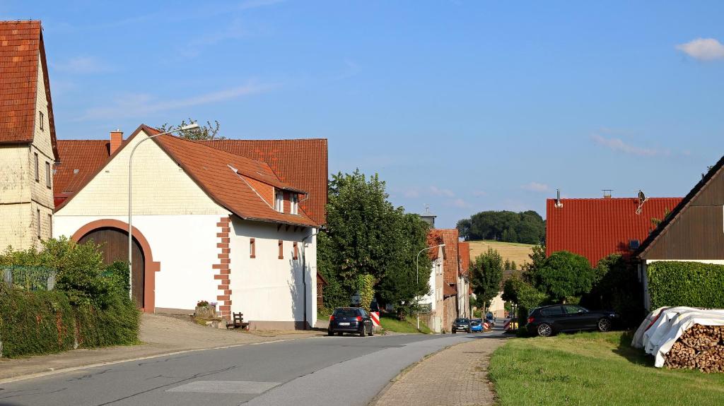 Une petite rue avec une maison blanche sur le côté de la route dans l'établissement Ferienhof Knoll, à Lindenfels