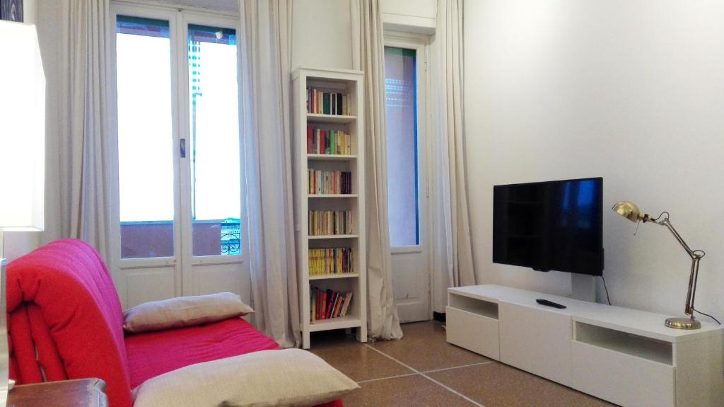 A television and/or entertainment centre at Bianca House Sea View