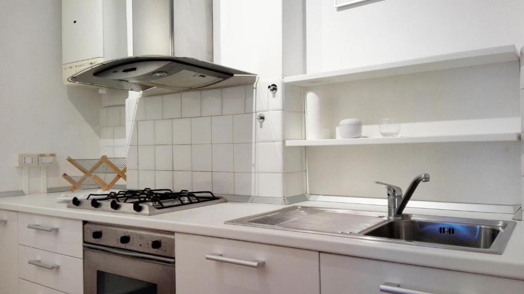 A kitchen or kitchenette at Bianca House Sea View