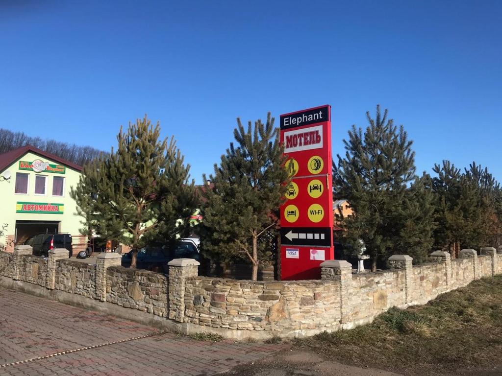 un cartel en una pared de piedra junto a un edificio en Elephant en Bachina