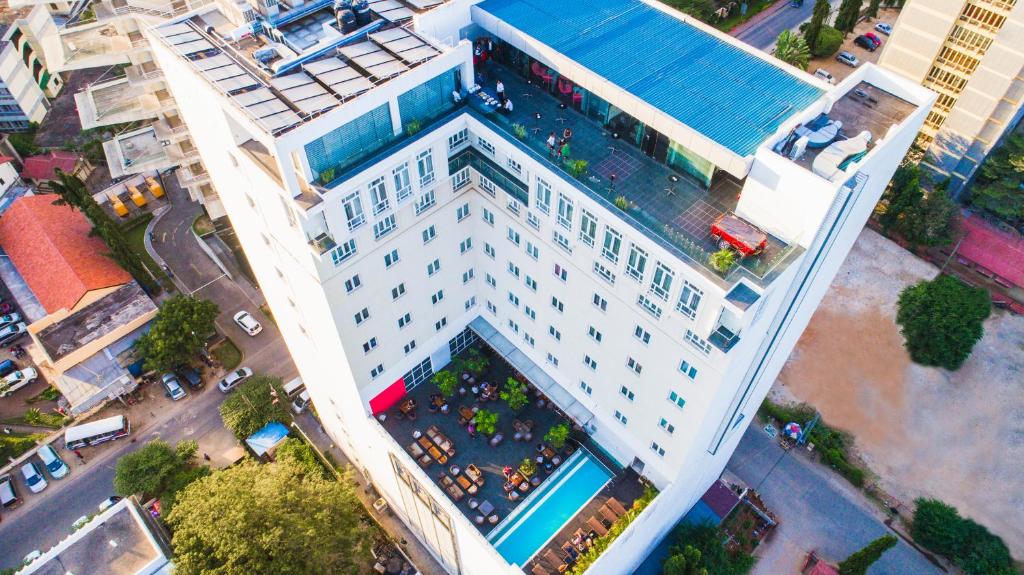 Una vista aérea de un edificio blanco con mucha gente en Onomo Hotel Dar es Salaam, en Dar es Salaam