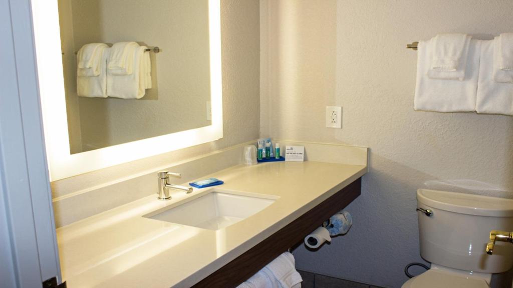Holiday Inn Express Winfield - Teays Valley by IHG - Standard Queen Room With Two Queen Beds