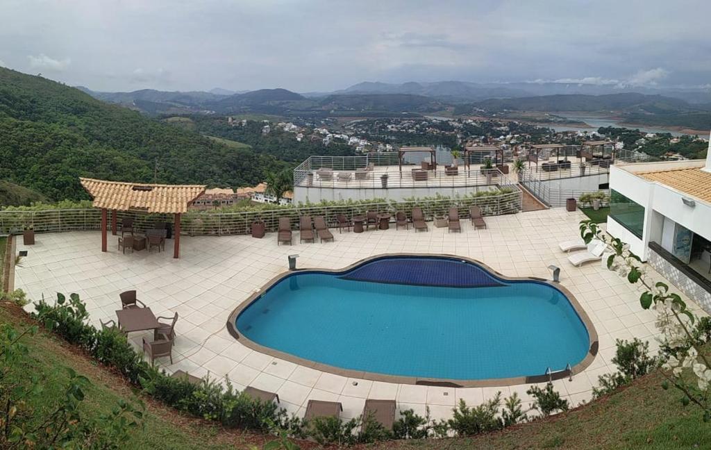 Изглед към басейн в Apartamentos Mirante de Escarpas или наблизо