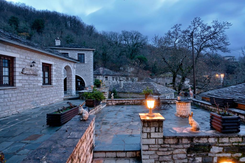 un patio de piedra con una vela encendida en un edificio en Nikolas Guesthouse en Koukouli