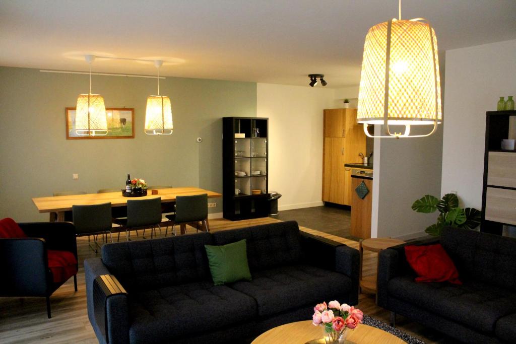 - un salon avec un canapé et une salle à manger dans l'établissement Polderhoek, à Woubrugge