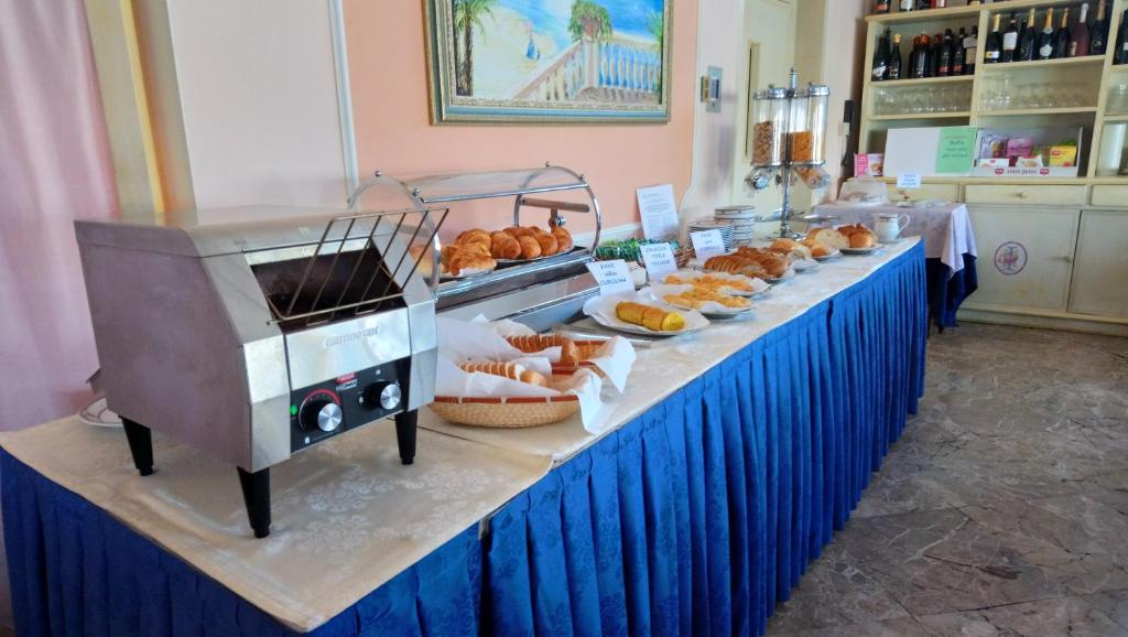 - bufet z chlebem i wypiekami w obiekcie Hotel Italia w mieście Marina di Massa