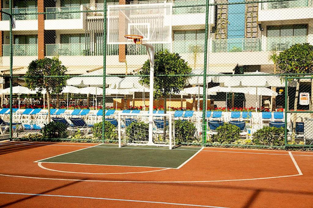 Tenis a/nebo squash v ubytování Calimera Side Resort nebo okolí