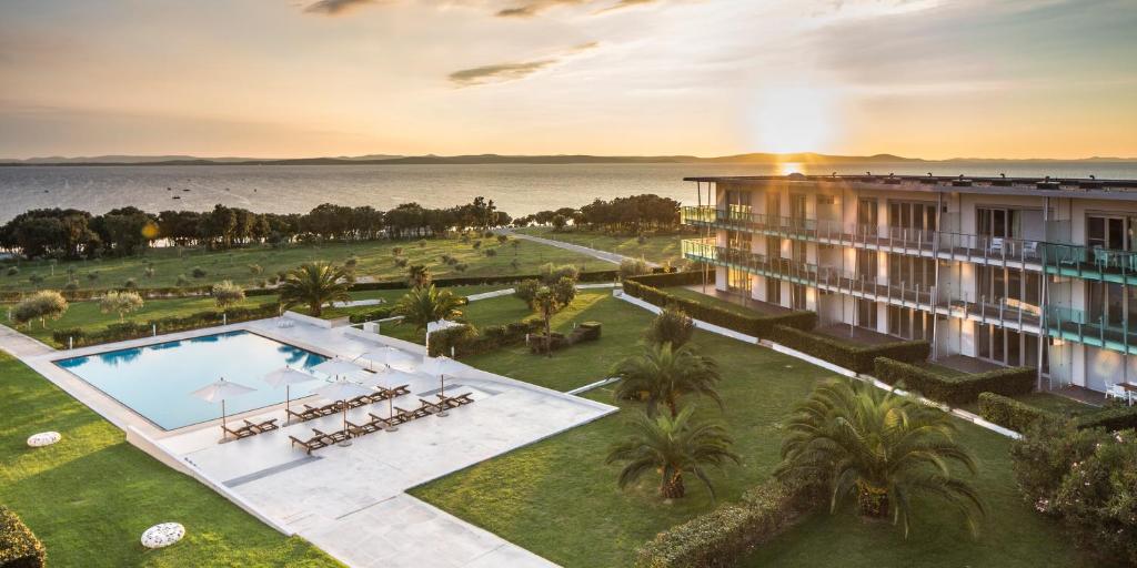 einen Luftblick auf ein Resort mit einem Pool in der Unterkunft Falkensteiner Residences Senia in Petrcane