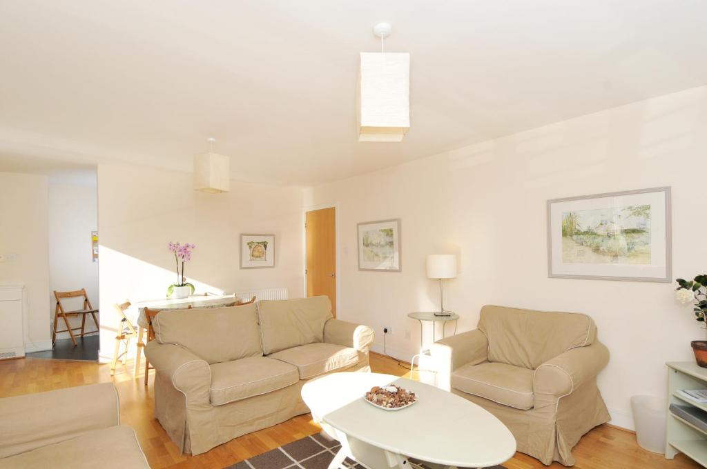 a living room with two chairs and a table at 202 quiet 2 bedroom property in residential area with secure private parking in Edinburgh