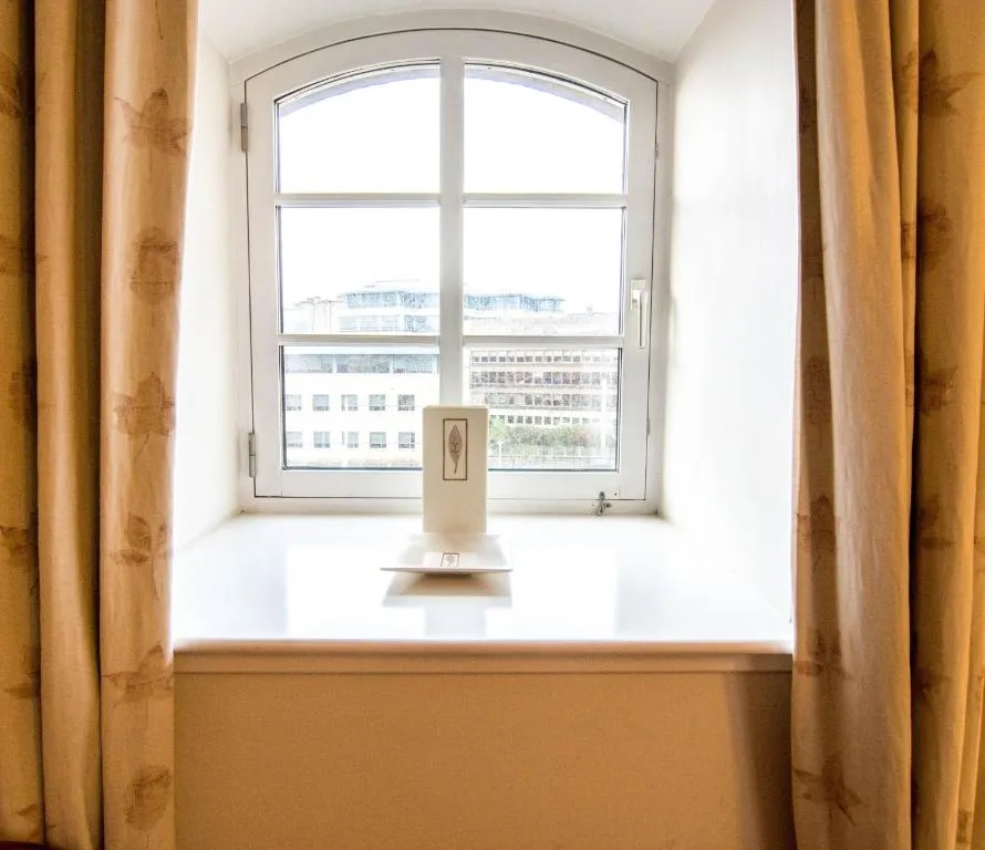 241 Fabulous three bedroom apartment on the second floor with parking, Edinburgh, United Kingdom