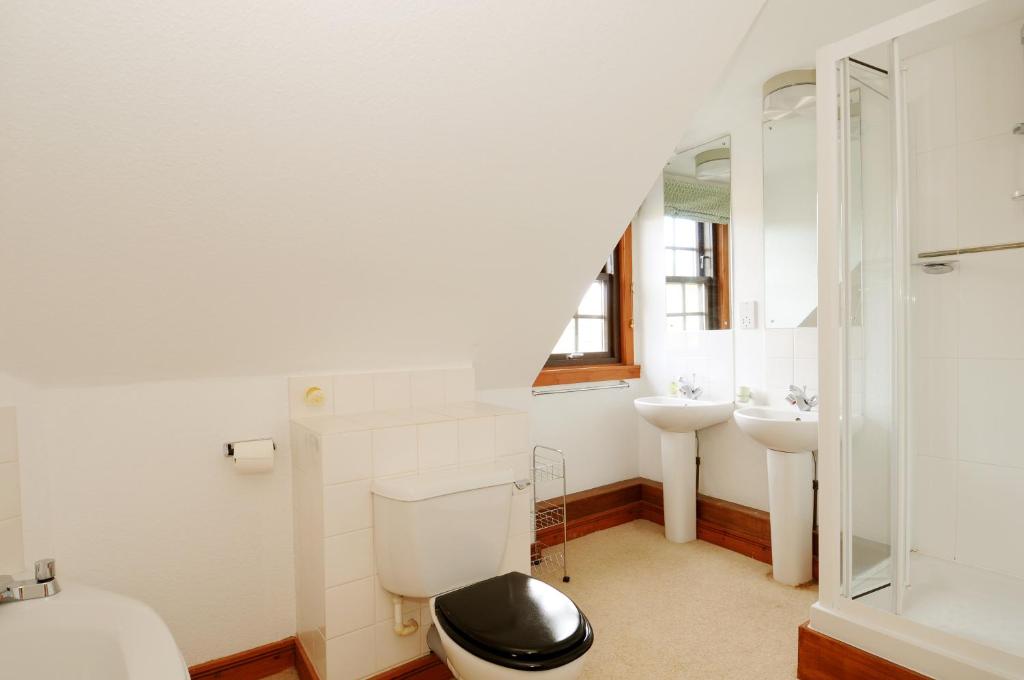 234 Charming 3 bedroom riverside duplex with parking in Edinburgh's historic Dean Village