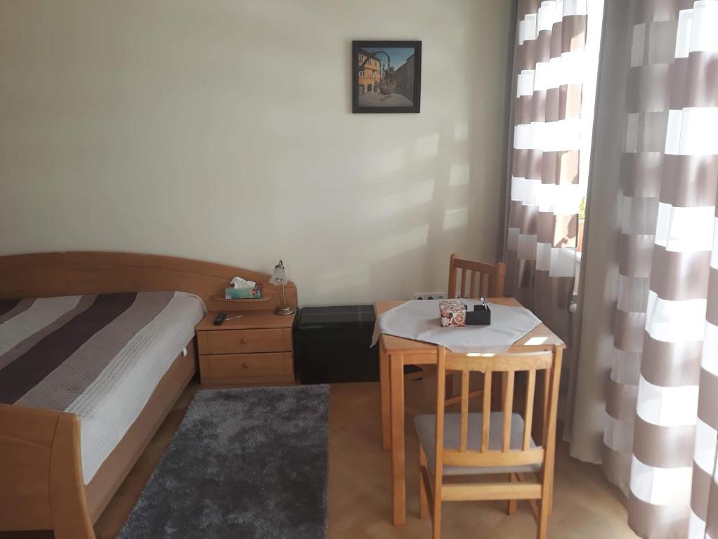 Sündörgő - Housity