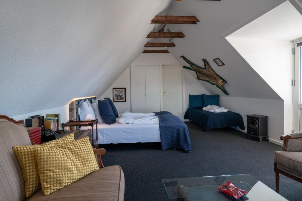 Postel nebo postele na pokoji v ubytování Klitmøller Hotel