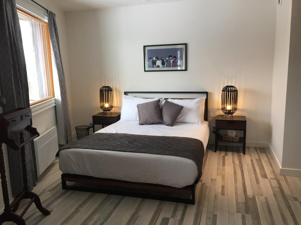 A bed or beds in a room at La Bohème - Bed & Breakfast