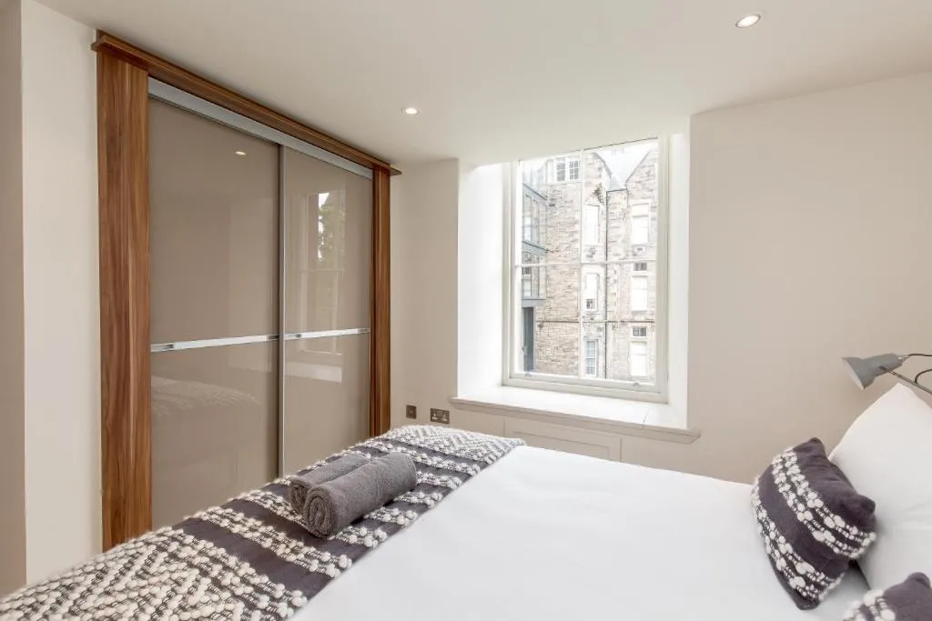 424 Stunning 2 bedroom duplex apartment by The Meadows with secure parking, Edinburgh, United Kingdom